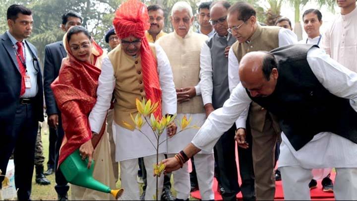 मुख्यमंत्री श्री चौहान ने जबलपुर में लगाया रूद्राक्ष का पौधा